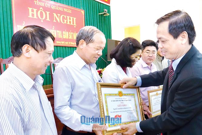 Chủ nhiệm UBKT Tỉnh ủy Võ Thái Nguyên trao giấy khen cho các cá nhân có thành tích xuất sắc.