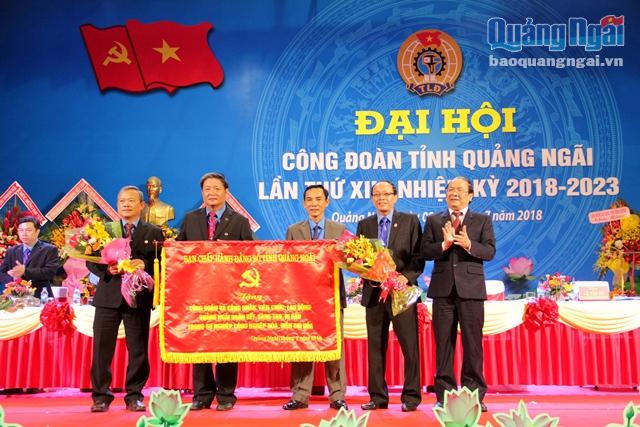 Phó Bí thư Thường trực Tỉnh ủy Nguyễn Thanh Quang trao bức trướng của, Ban Chấp hành Đảng bộ tỉnh tặng Đại hội Công đoàn tỉnh 