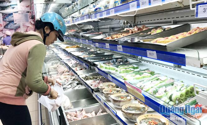 Bảo quản thực phẩm đúng cách giúp ngăn ngừa ngộ độc thực phẩm. Trong ảnh: Người tiêu dùng chọn mua thực phẩm tươi sống tại siêu thị Co.op mart.