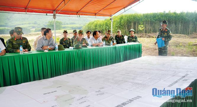 Phó Chủ tịch Thường trực UBND tỉnh Nguyễn Tăng Bính, Trưởng ban Đảm bảo diễn tập KVPT tỉnh kiểm tra công tác chuẩn bị diễn tập tại thao trường Phổ Nhơn.