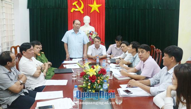 Phó Chánh Văn phòng UBND tỉnh Nguyễn Quốc Việt phát biểu tại buổi tiếp công nhân Công ty CP tổng hợp Việt Phú.