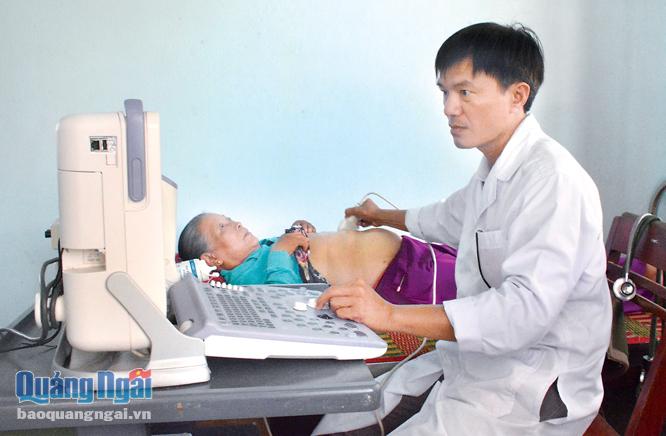 Bác sĩ Trạm Y tế xã Bình Nguyên (Bình Sơn) sử dụng máy siêu âm trong thăm khám bệnh.