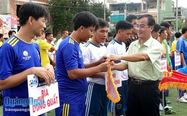 Ông Nguyễn Đình Quế- Chủ tịch Công đoàn Công ty, kiêm Trưởng Ban tổ chức giải trao cờ lưu niệm cho các đội bóng tham gia