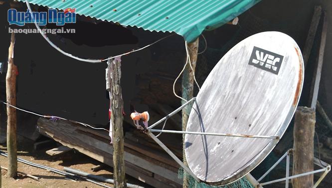 Từ trước đến nay, người dân thôn Trà Ích, xã Trà Lãnh (Tây Trà) phải tự trang bị đầu thu vệ tinh mới xem được truyền hình.                Ảnh: Ý THU