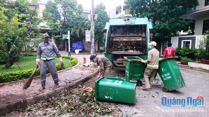 Công ty CP Môi trường Đô thị Quảng Ngãi huy động tối đa lực lượng công nhân để thu gom rác thải sinh hoạt trên địa bàn TP.Quảng Ngãi.