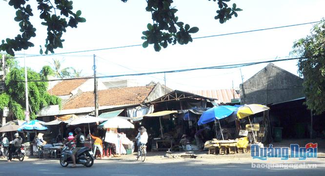  Khó ai có thể hình dung đây là chợ Thu Lộ, một trong những chợ loại II giữa lòng đô thị Quảng Ngãi.