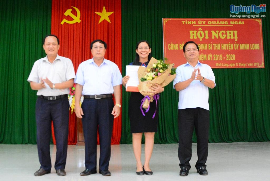 Bí thư Tỉnh ủy Lê Viết Chữ trao quyết định cho đồng chí Huỳnh Thị Ánh Sương. 