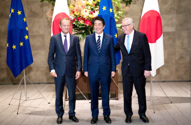 Thủ tướng Shinzo Abe (giữa), Chủ tịch Ủy ban châu Âu (EC) Jean-Claude Juncker (phải) và Chủ tịch Hội đồng châu Âu Donald Tusk (trái) tại lễ ký thỏa thuận tự do thương mại ngày 17/7/2018 tại Văn phòng Thủ tướng Nhật Bản ở thủ đô Tokyo. (Ảnh: Reuters)