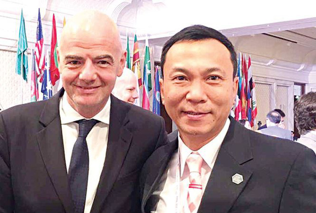 Ông Trần Quốc Tuấn (phải) quyết định rút lui khỏi cuộc đua Chủ tịch VFF khóa VIII