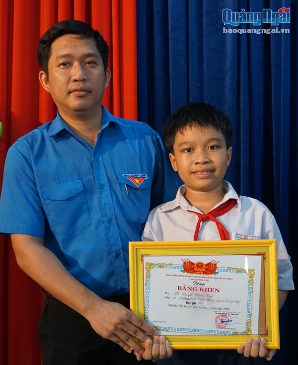 Phó Bí thư Tỉnh đoàn Cao Lê Tùng Nghĩa trao giấy khen cho em Triết tại hội thi Tin học trẻ.