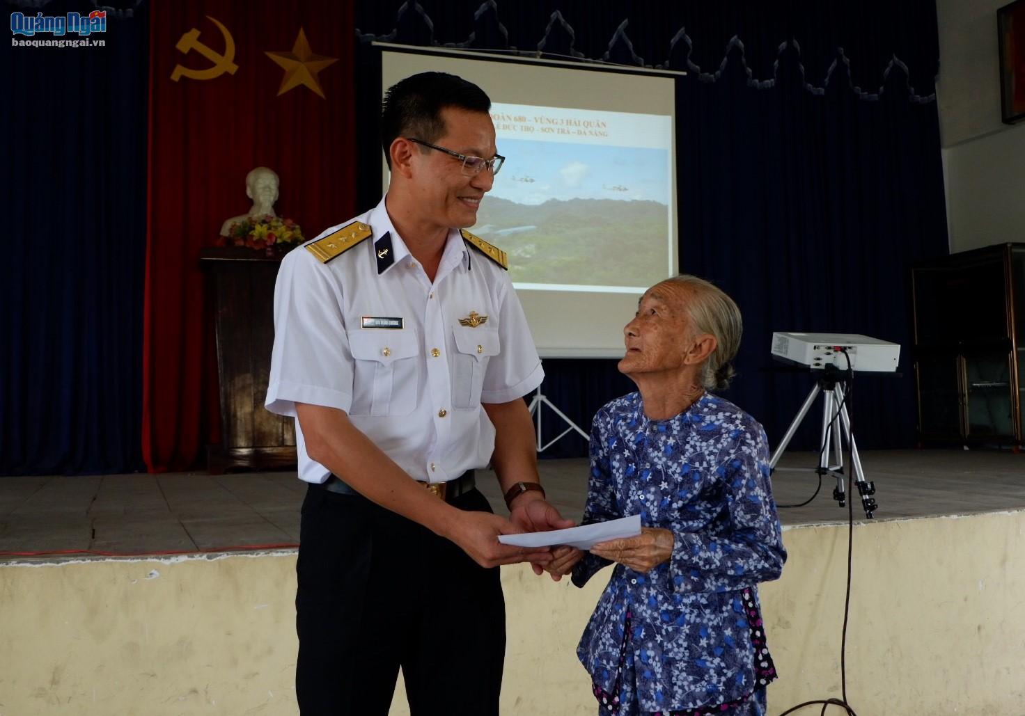 Đại diện Lữ Đoàn 680-  Vùng 3 Hải quân tặng quà các thương binh, gia đình chính sách nhân ngày Thương binh liệt sĩ.