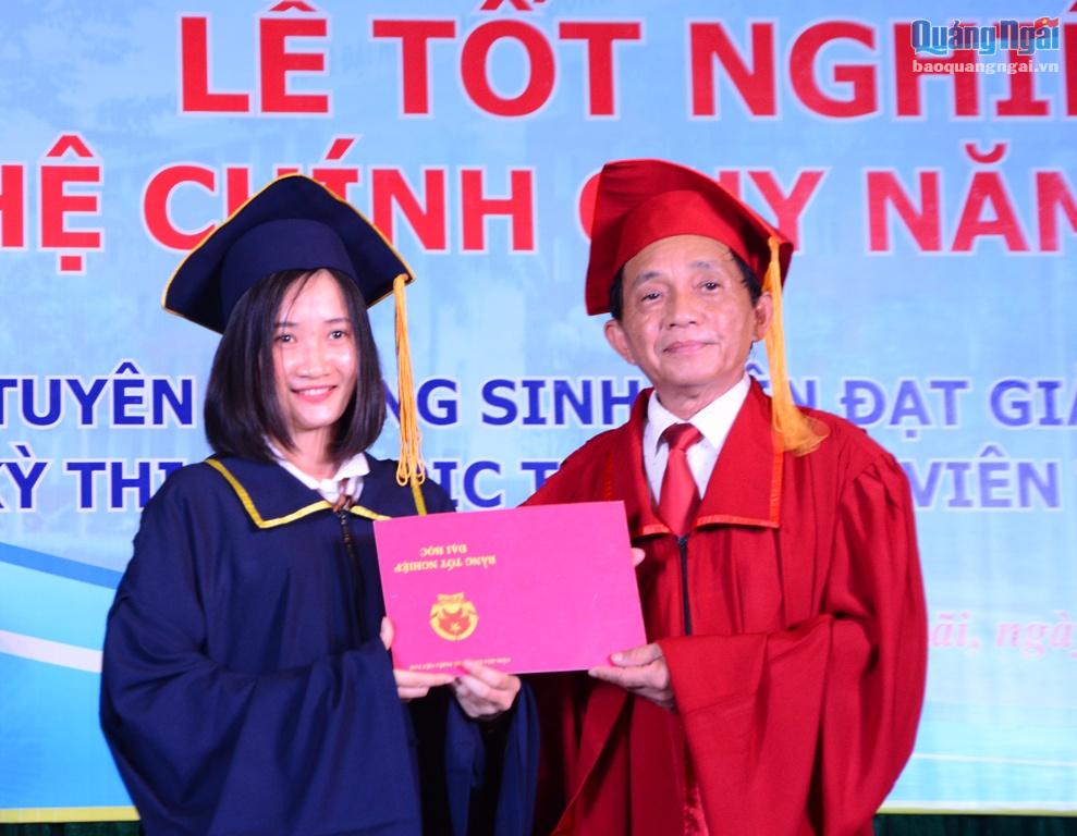 TS Nguyễn Đăng Vũ trao bằng tốt nghiệp cho sinh viên.