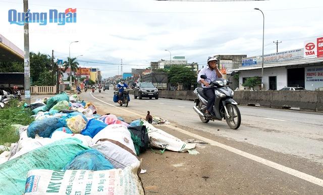 Rác tràn cả ra đường Quốc lộ, bốc mùi hôi thối, người đi đường mỗi khi đi ngang qua phải bịt mũi