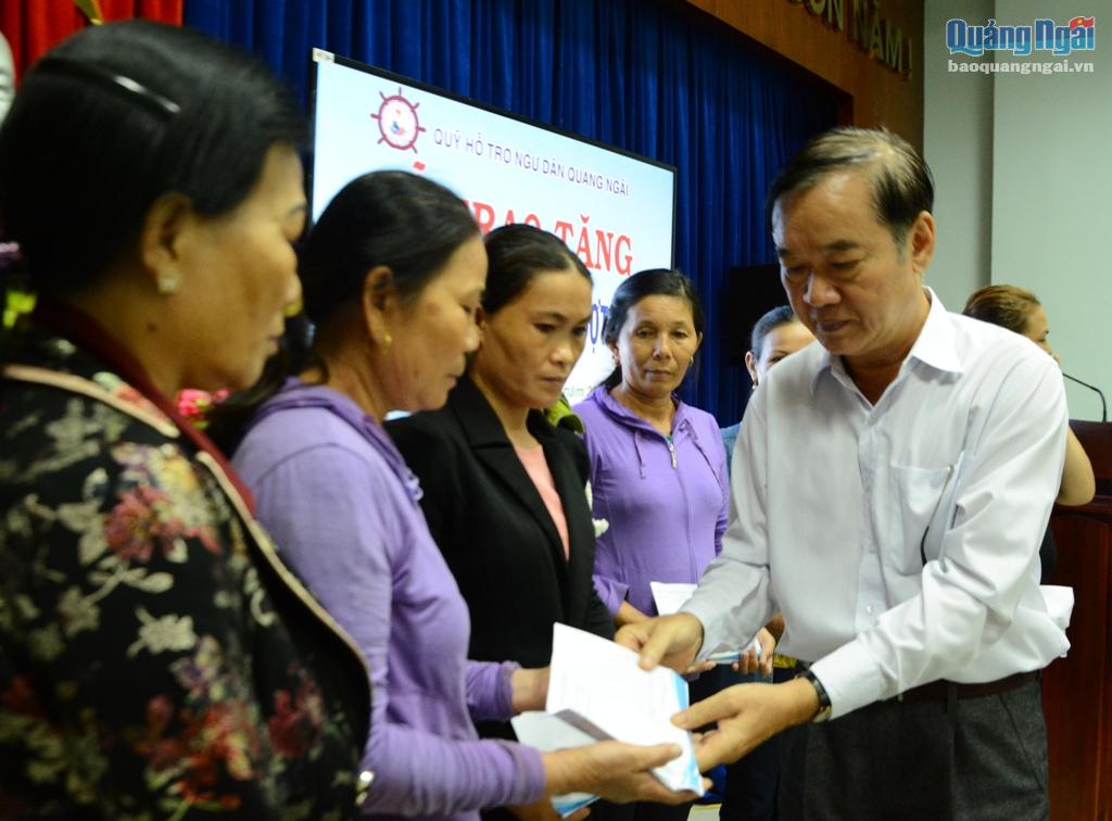 Giám đốc Hội đồng quản lý Quỹ Phan Huy Hoàng trao tiền hỗ trợ cho gia đình các ngư dân.