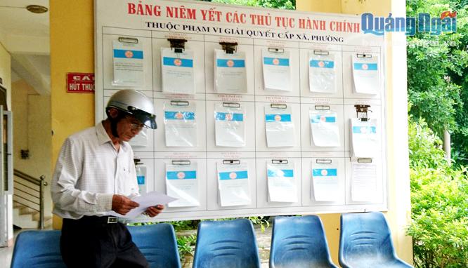 Bảng niêm yết thủ tục hành chính tại UBND phường Nguyễn Nghiêm (TP. Quảng Ngãi).