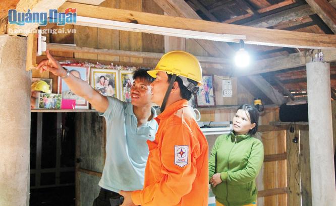  Nhân viên Điện lực Ba Tơ hướng dẫn người dân xã Ba Tô (Ba Tơ) về an toàn khi sử dụng điện.                                                                                                         Ảnh: Thanh Nhị