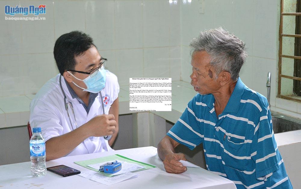 Bác sĩ khám bệnh cho người dân xã Hành Tín Đông