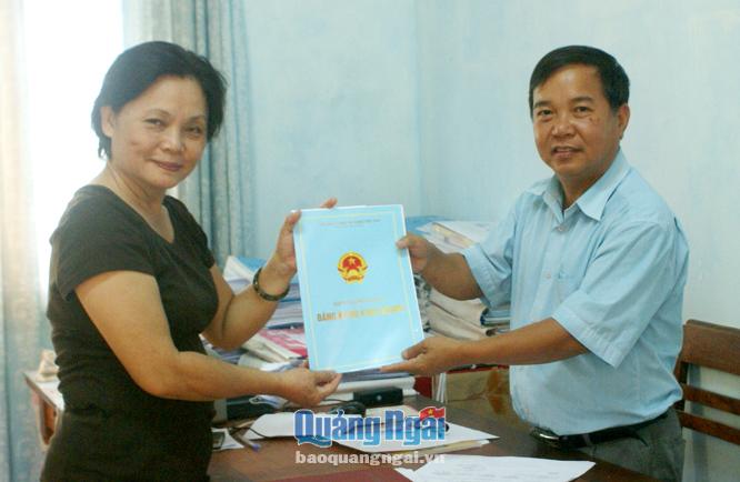 Đại diện UBND huyện Lý Sơn trao giấy chứng nhận đăng ký kinh doanh cho người dân. Ảnh: T.N