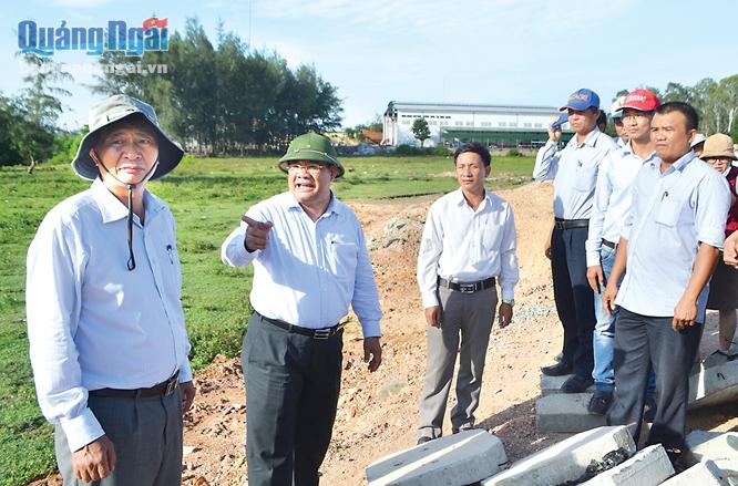  Phó Chủ tịch Thường trực UBND tỉnh Nguyễn Tăng Bính cùng đoàn công tác kiểm tra thực tế Dự án đê bao Tịnh Kỳ. Ảnh: Ý THU
