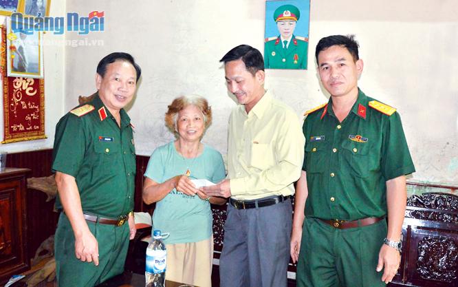 Chủ nhiệm Chính trị Quân khu 5, Thiếu tướng Lê Ngọc Nam (bìa trái) và đại diện Bộ CHQS tỉnh đến thăm, tặng sổ tiết kiệm trị giá 70 triệu đồng cho gia đình ông Hồ Quý Cây, nguyên là cán bộ Quân khu 5.  