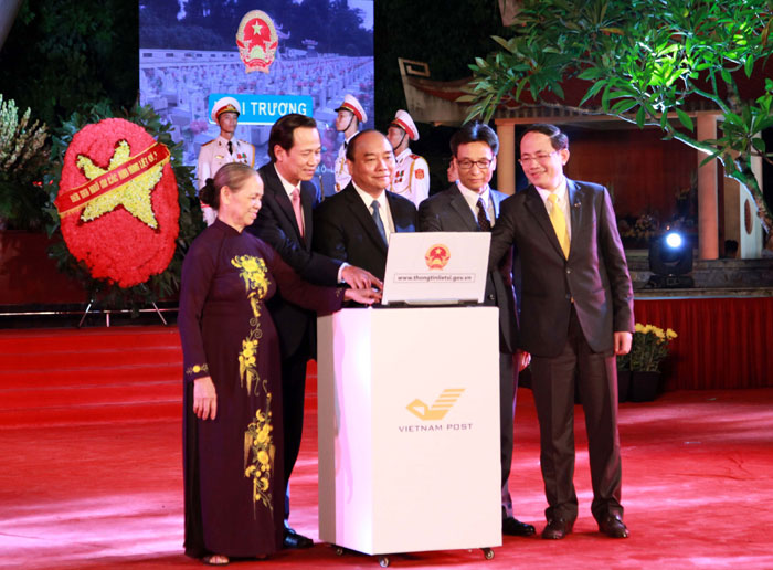 Thủ tướng Chính phủ Nguyễn Xuân Phúc và các đại biểu bấm nút khai trương Cổng thông tin điện tử về liệt sĩ, mộ liệt sĩ và nghĩa trang liệt sĩ.