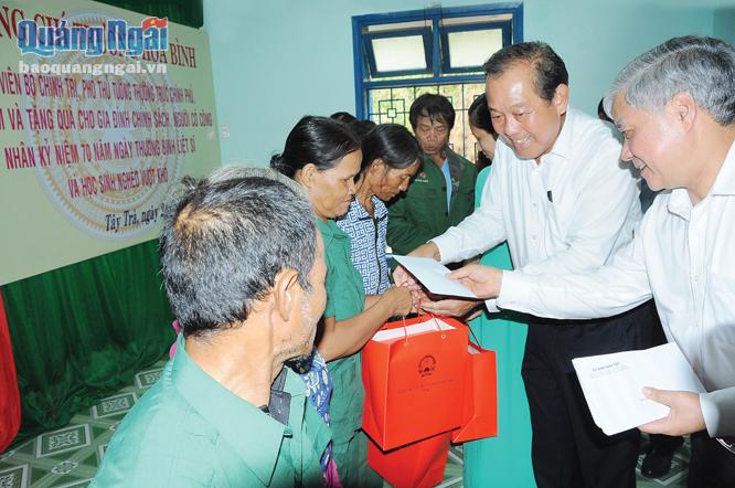 Phó Thủ tướng Thường trực Chính phủ Trương Hoà Bình trao quà cho người có công huyện Tây Trà vào năm 2017.                                                      ẢNH: TL