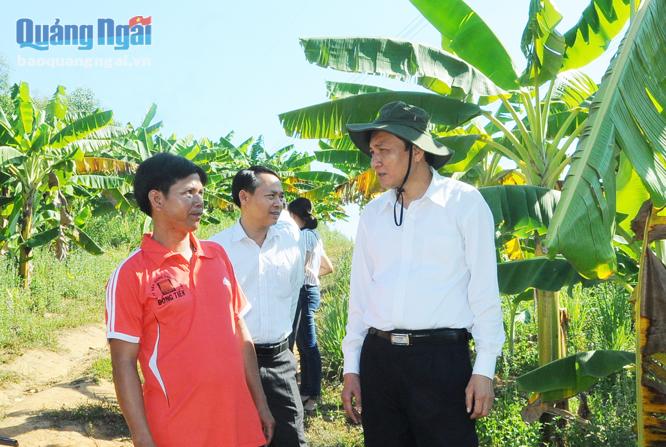 Anh Đinh Pủ, thôn Hà Thành, xã Sơn Thành (bên trái) nêu kiến nghị với lãnh đạo tỉnh.Giải ngân đạt thấp