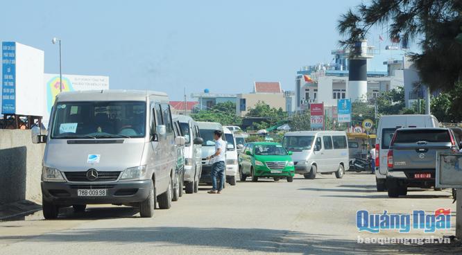 Hạ tầng giao thông ở Lý Sơn quá tải, do phát triển quá nhiều phương tiện giao thông.