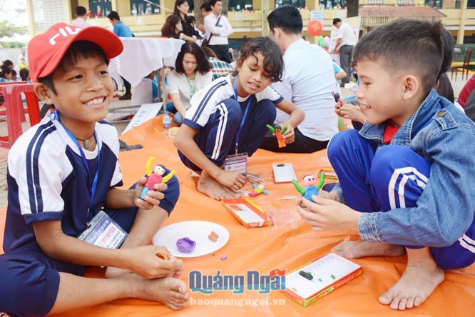 Trẻ em vùng cao huyện Tây Trà rất thích các trò chơi dân gian.