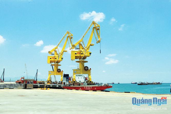Mặc dù có lợi thế cảng biển nước sâu Dung Quất, nhưng ngành dịch vụ cảng biển và logistic của tỉnh vẫn chưa phát triển.       