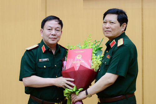  Bộ trưởng Bộ Quốc phòng Ngô Xuân Lịch (bên phải) trao quyết định cho ông Lê Đăng Dũng.