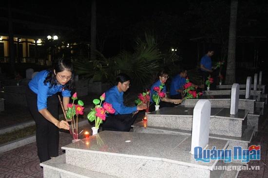 Tuổi trẻ Quảng Ngãi dâng hương, hoa lên các phần mộ liệt sĩ.