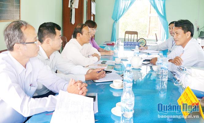 Lãnh đạo Ban Tuyên giáo Tỉnh ủy làm việc với lãnh đạo xã Bình Châu (Bình Sơn) để nắm thông tin dư luận phản ánh người dân thôn Châu Thuận Biển lấn chiếm đất công.   Ảnh: BS