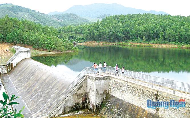 Nhiều hồ đập ở Bình Sơn được nâng cấp đã cung cấp nước tưới cho sản xuất, nhưng huyện Bình Sơn  không điều chỉnh biến động diện tích miễn thủy lợi phí.