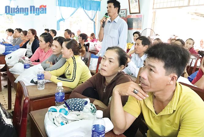 Ngư dân Huỳnh Văn Đàm nêu ý kiến tại buổi tuyên truyền chống đánh bắt thủy sản bất hợp pháp.