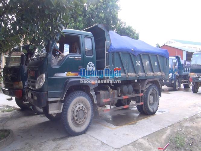 Công an huyện Sơn Tịnh tạm giữ nhiều ô tô chở cát từ các bè trái phép