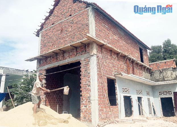 Gia đình ông Nguyễn Văn Tượng đang xây dựng nhà phòng tránh bão lụt.