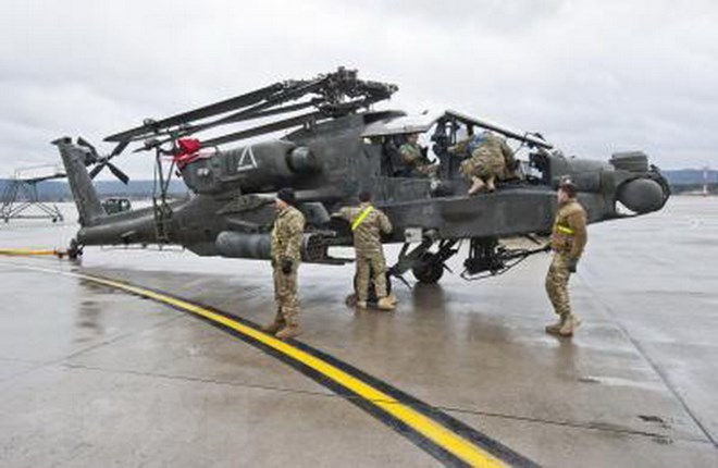 Máy bay chiến đấu Apache của quân đội Mỹ tới căn cứ không quân ở Ramstein, miền tây Đức. (Nguồn: AFP)