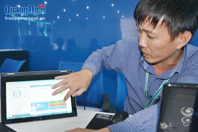 Anh Phạm Văn Thanh, phụ trách Bộ phận Tiếp nhận hồ sơ và Trả kết quả (Trung tâm Hành chính công tỉnh) giới thiệu những tiện ích của hệ thống thông tin một cửa điện tử.