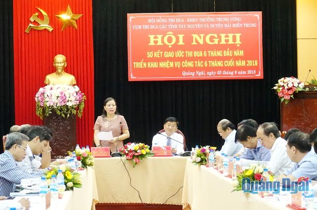 Đồng chí Trần Thị Nga-  Phó Chủ tịch UBND tỉnh Kon Tum, Cụm trưởng Cụm thi đua phát  biểu tại hội nghị