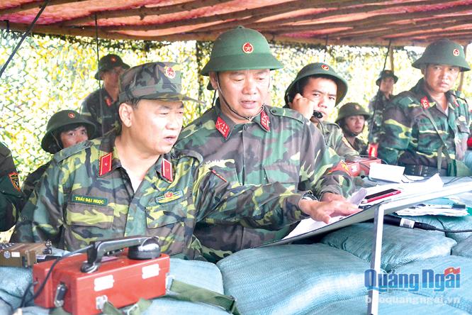 Thiếu tướng Thái Đại Ngọc (ngoài cùng, bên trái) kiểm tra công tác chỉ huy, đạo diễn tại buổi tổng duyệt tại thao trường Phổ Nhơn (Đức Phổ).                                         Ảnh: X.THIÊN