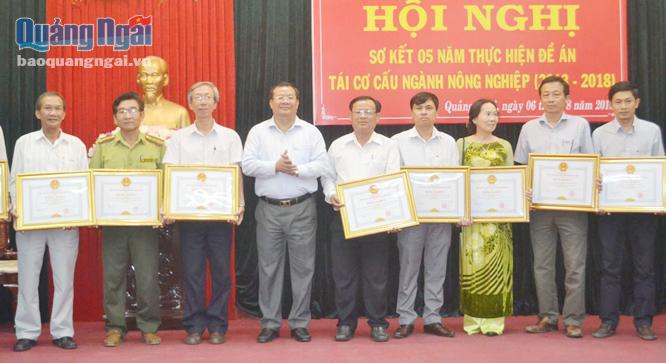 Phó Chủ tịch Thường trực UBND tỉnh Nguyễn Tăng Bính tặng Bằng khen của Chủ tịch UBND tỉnh cho các tập thể.