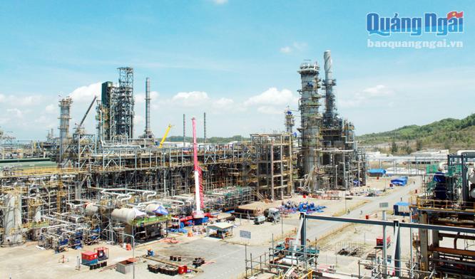 Nhà máy Lọc dầu  Dung Quất đang đóng góp rất lớn cho phát triển kinh tế của tỉnh.