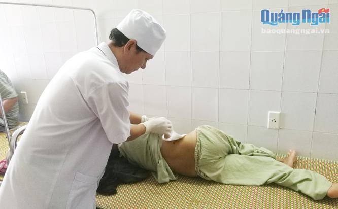 Bác sĩ Bệnh viện Đa khoa tỉnh kiểm tra vết mổ sỏi thận của bệnh nhân.