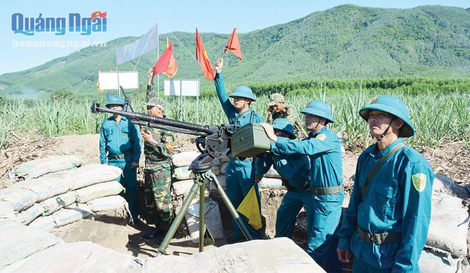 Súng phòng không 12,7mm do lực lượng tự vệ Nhà máy Đường Phổ Phong đảm nhận trong diễn tập bắn đạn thật.