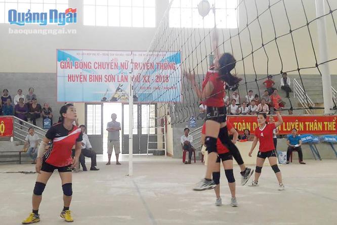 Các VĐV thi đấu môn bóng chuyền nữ tại Đại hội TDTT huyện Bình Sơn lần thứ XI năm 2018. ẢNH: Tuấn Kiệt