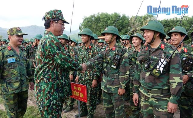Ủy viên Trung ương Đảng, Chính ủy Quân khu 5, Phó Ban Chỉ đạo diễn tập Quân Khu Trung tướng Trần Quang Phương động viên các cán bộ, chiến sĩ sau diễn tập