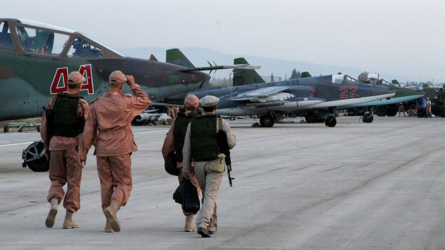 Máy bay và binh sĩ Nga tại căn cứ Khmeimim. Ảnh: Sputnik