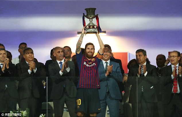 Thủ quân Messi nâng cao chiếc Siêu Cup Tây Ban Nha 2018