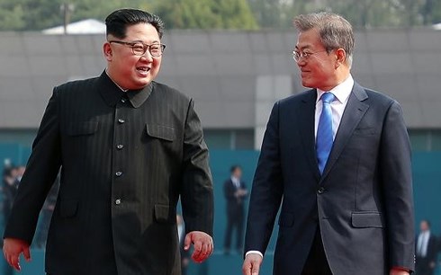 Nhà lãnh đạo Triều Tiên Kim Jong-un (trái) và Tổng thống Hàn Quốc Moon Jae-in trong một Hội nghị Thượng đỉnh liên Triều. Ảnh: The Hill.